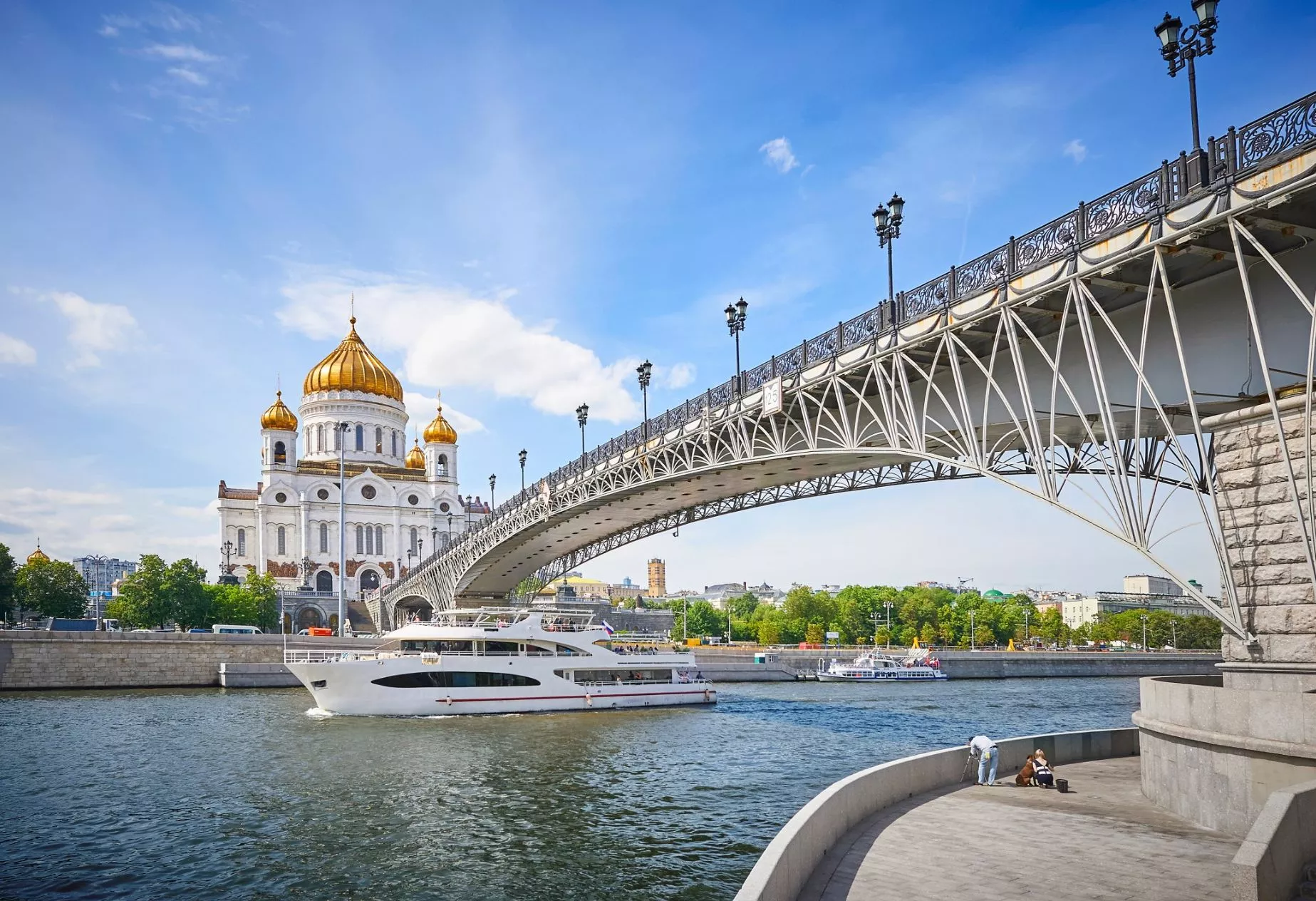 Прогулка на теплоходе по москве воробьевы горы. Храм Христа Спасителя Воробьевы горы. Пешеходный мост через Москва реку у храма Христа Спасителя. Москва река и храм Христа Спасителя. Храм в Москве на реке Москва.