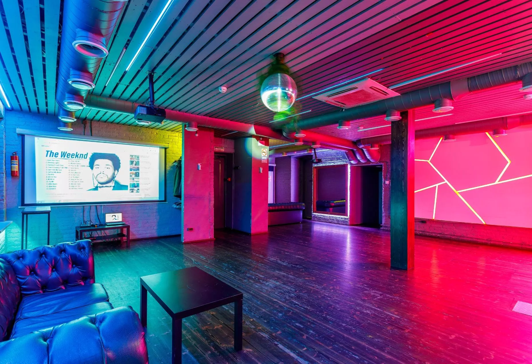 Лофт пикассо таганская. Лофт для концерта. Винил лофт. Помещение для тусовок. Лофт красный октябрь.