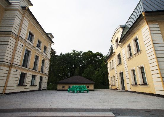 Фото null «Терраса  в саду у парка и фонтанов  в Петергофе» – смотри на сайте!