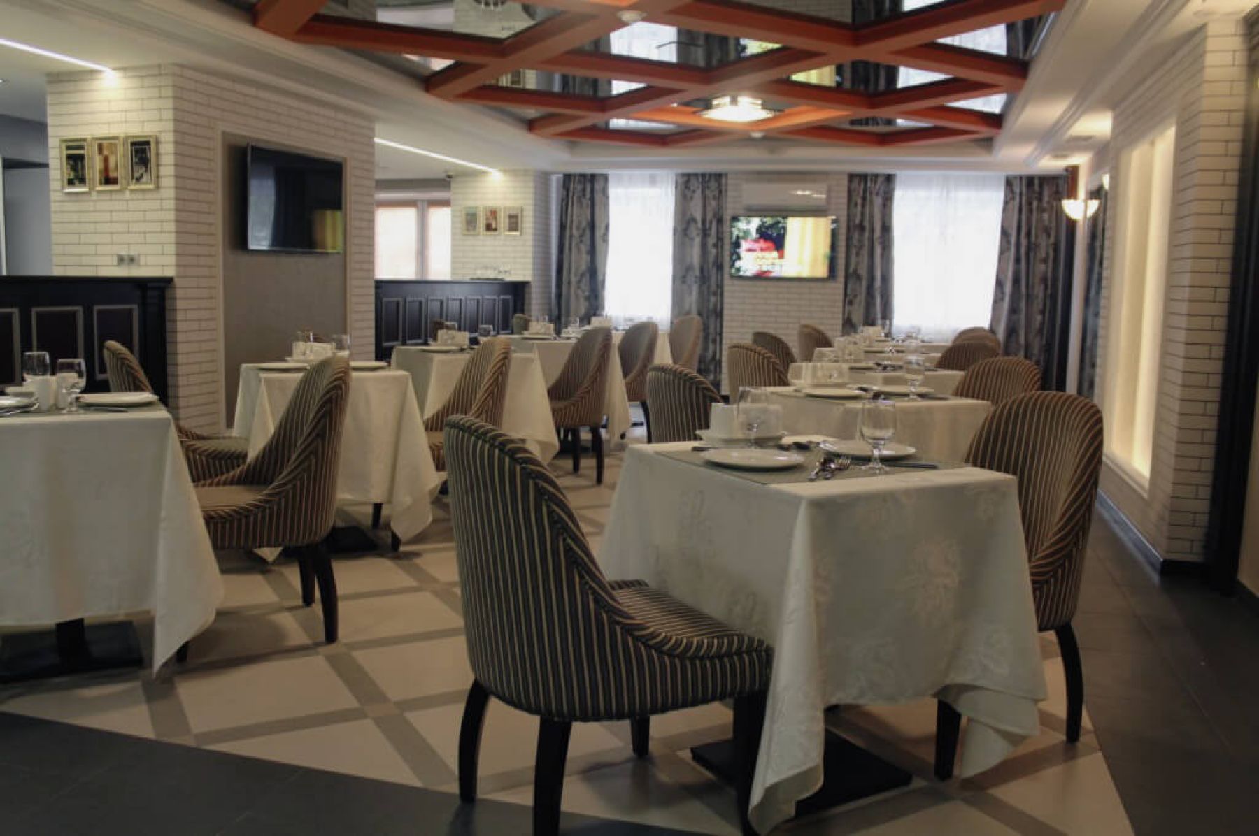 Фото Ресторан, банкетный зал «Аренда кафе «Sky Центр»» – смотри на сайте!