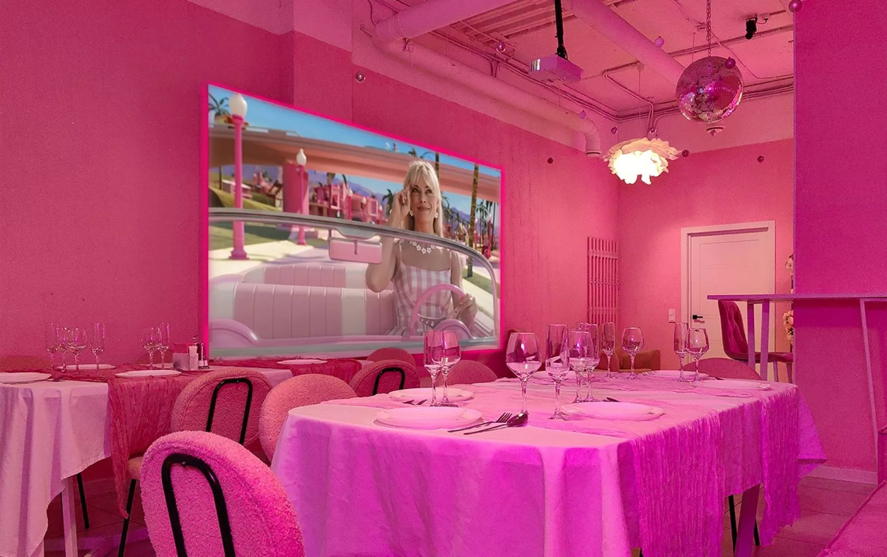 Фото Кальянная «Зал Barbie до 30 чел. (45 кв.м)» – смотри на сайте!