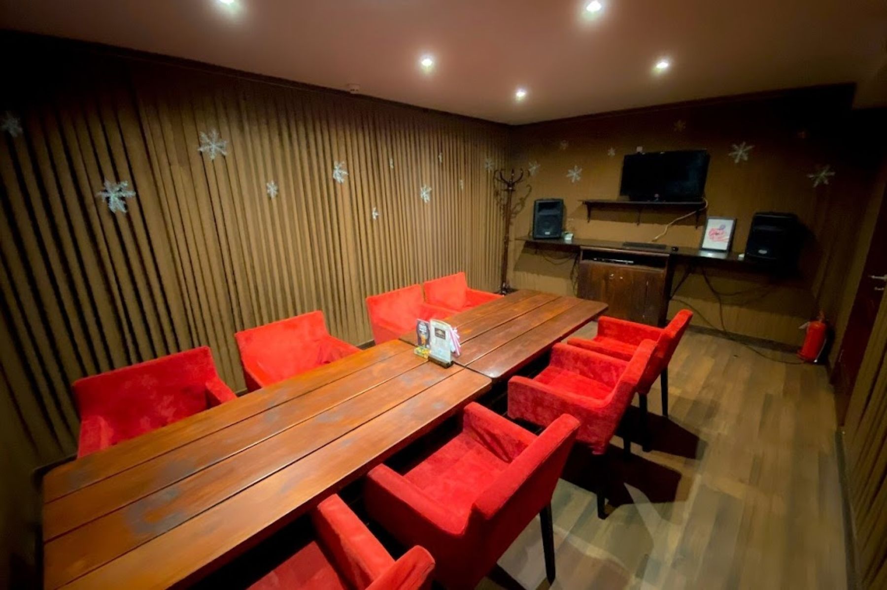 Ресторан, банкетный зал «Аренда зала в кафе-клубе «Бочка», Уфа» – фото №3