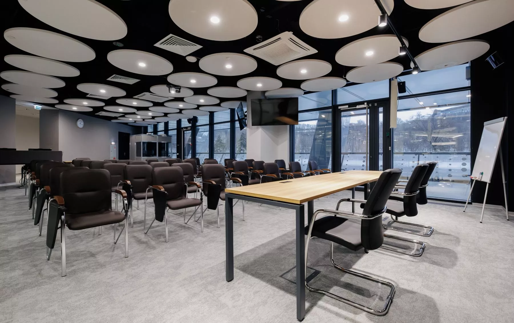 Фото Конференц-зал «Конференц-зал с балконом во Дворце тенниса Лужники» – смотри на сайте!