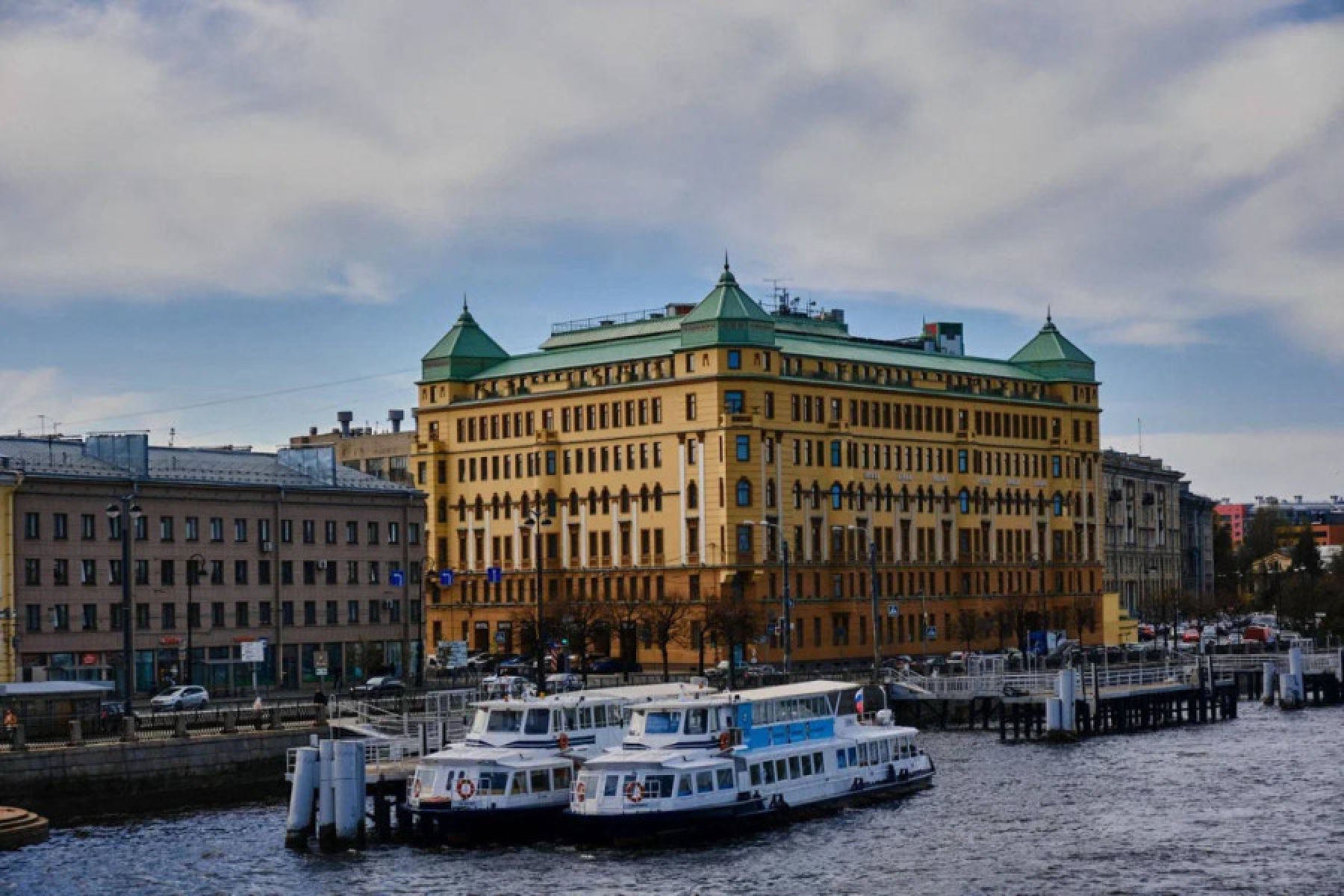 Фото Ресторан, банкетный зал «Аренда ресторана The River при отеле River Palace Hotel в Санкт-Петербурге» – смотри на сайте!