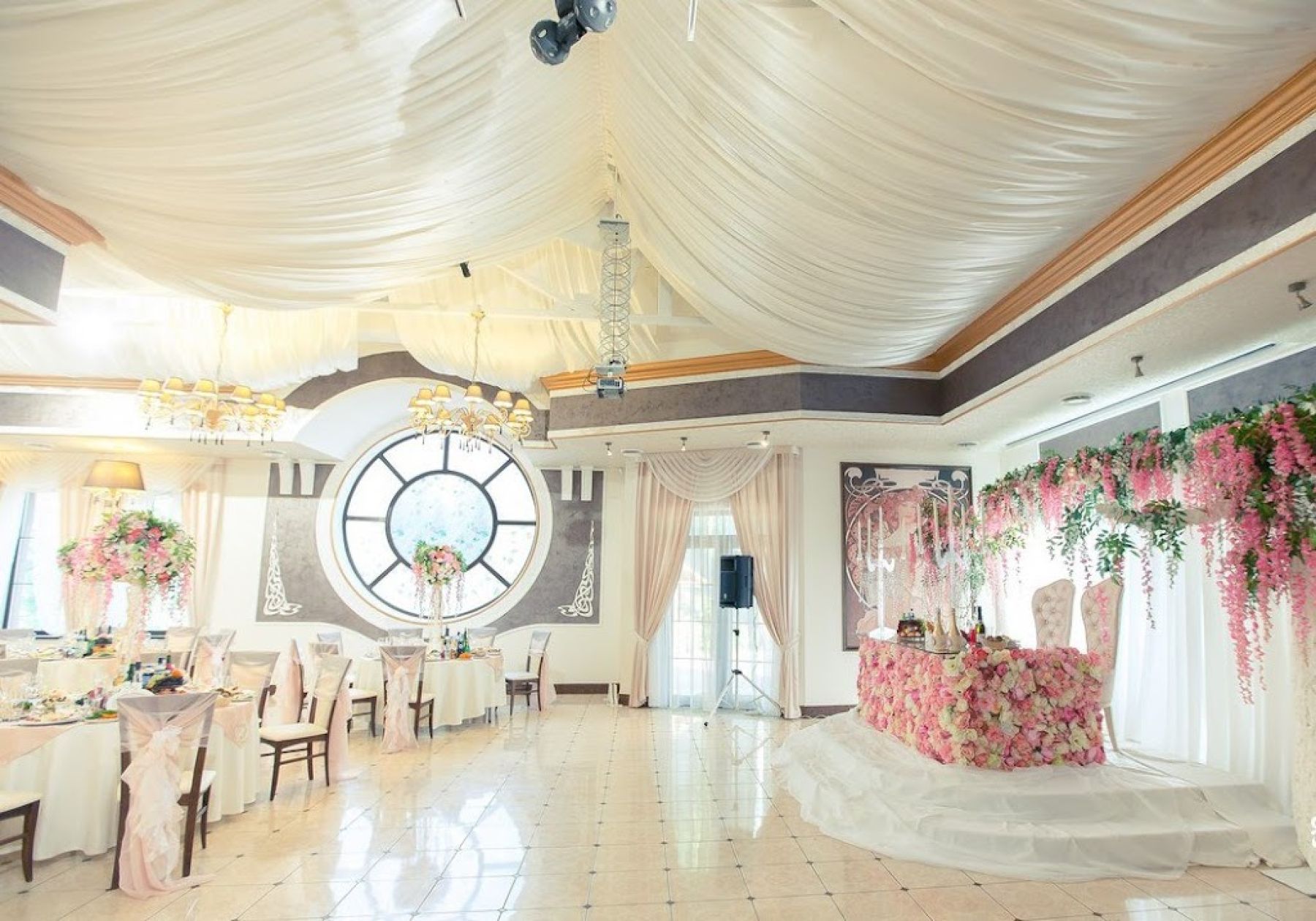 Фото Ресторан, банкетный зал «Аренда ресторана «Обломов» в Воронеже» – смотри на сайте!