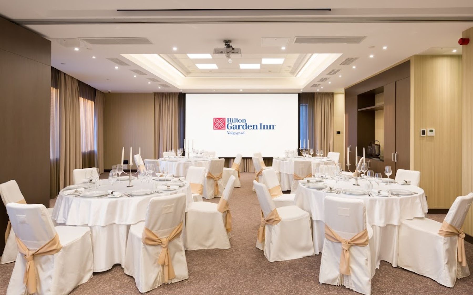 Ресторан, банкетный зал «Аренда ресторана при отеле Hilton Garden Inn в Волгограде» – фото №3