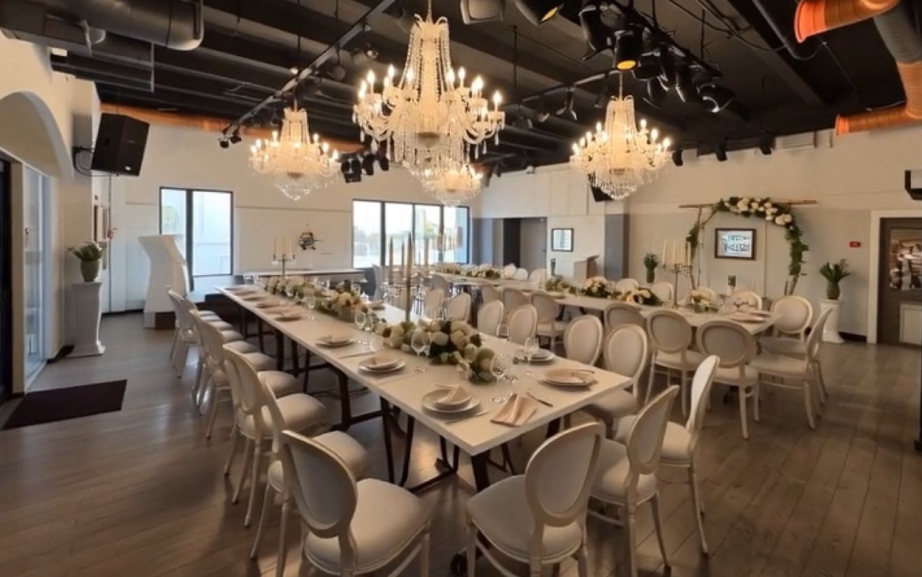 Фото Ресторан, банкетный зал «Loft Prostranstvo Huge» – смотри на сайте!