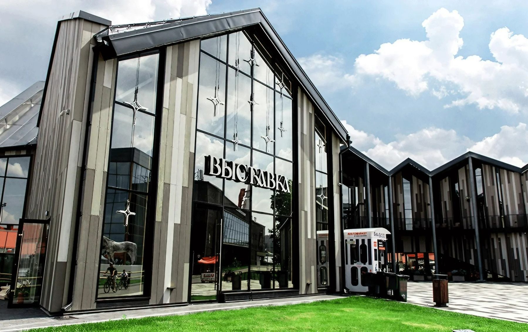 Фото Ресторан, банкетный зал «Ресторанный зал Выставка» – смотри на сайте!