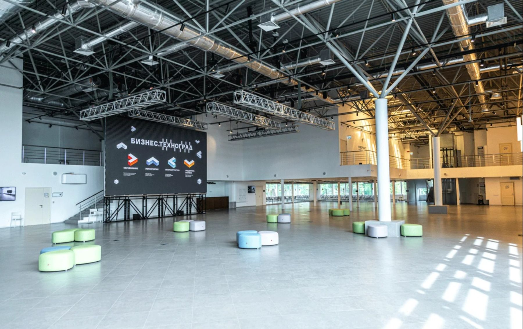 Фото Конференц-зал «Образовательный комплекс Бизнес Техноград» – смотри на сайте!