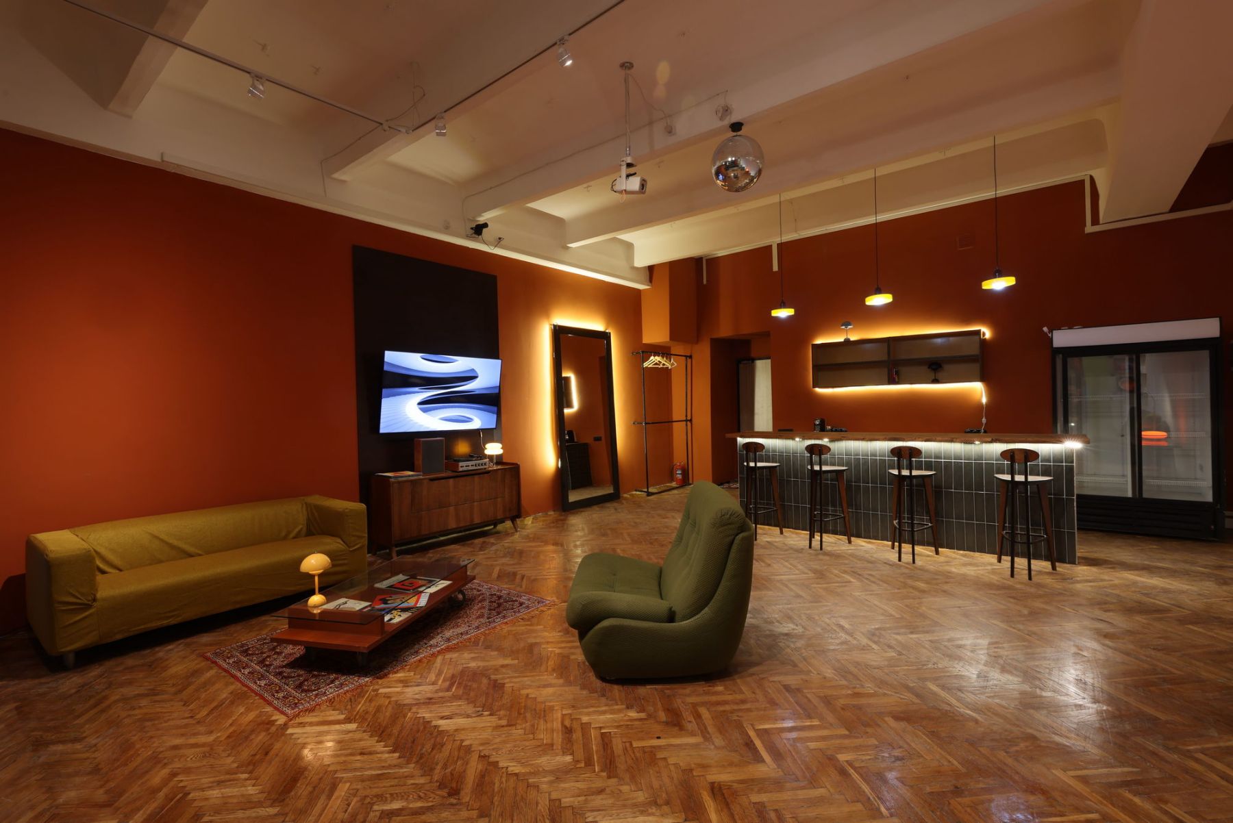 Лофт «Дизaйнepcкий лoфт в стилe Loft / Мid-Cеntury / Bаuhаus / Vinyl» – фото №2